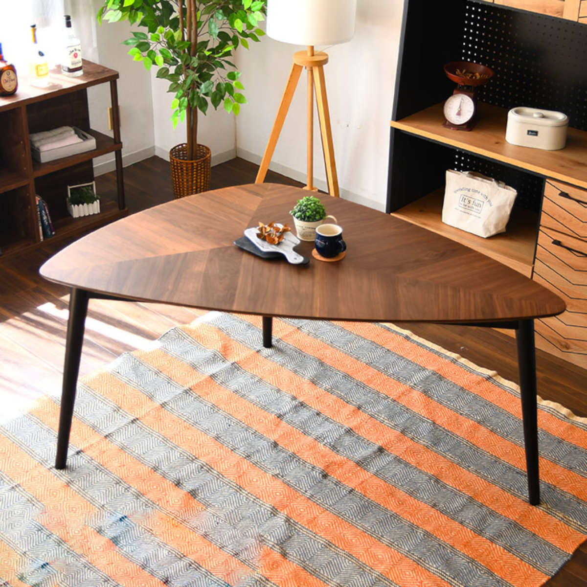 ダイニングテーブル 幅150cm 木の葉型 ウォールナット ウォルナット ダイニング テーブル 食卓 4人掛け 三角 天然木 木目 スタイリッシュ 北欧風 モダン