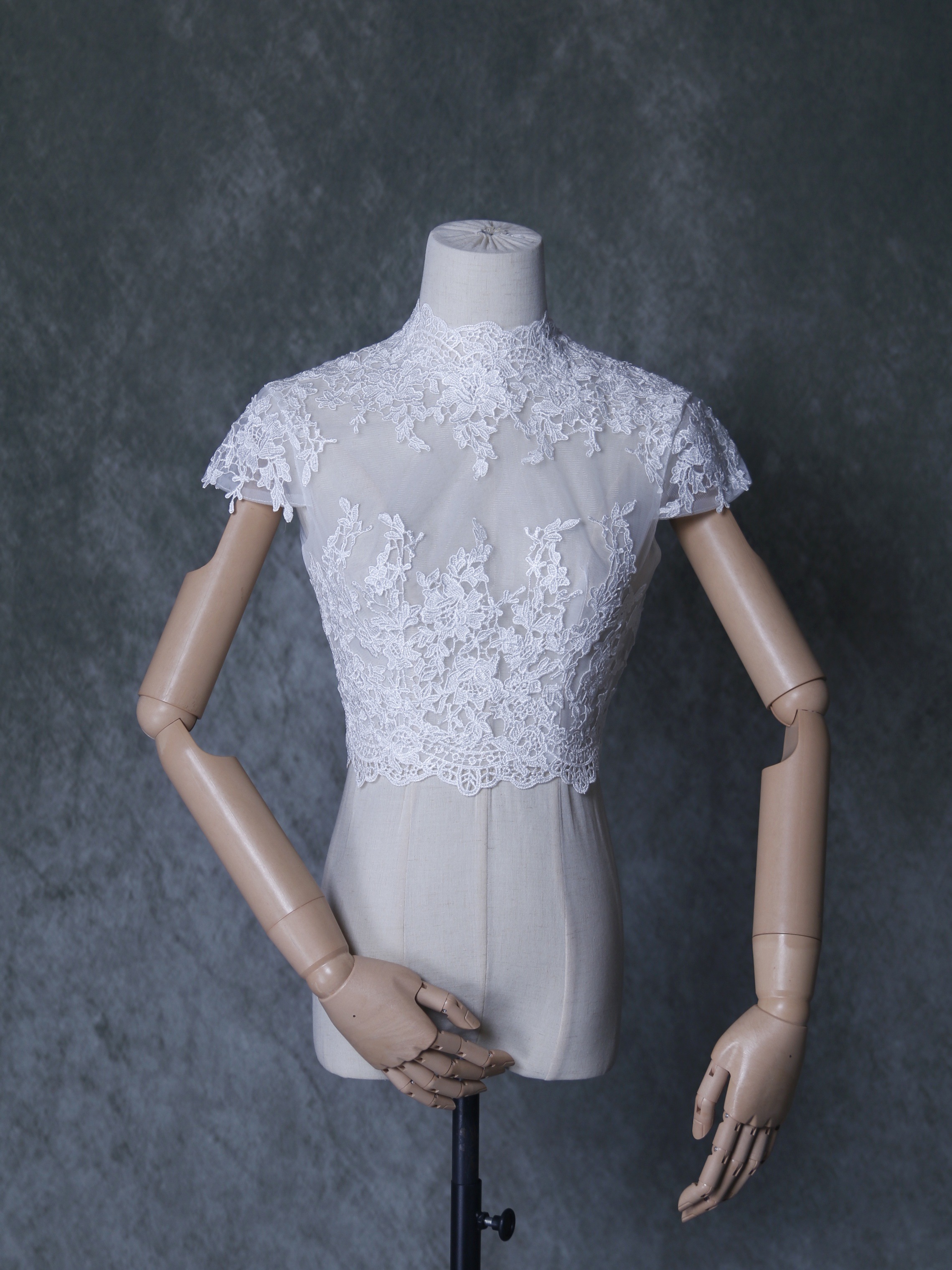 エレガント ボレロ オフホワイト ハイネック 高級刺繍 トップス くるみボタン 結婚式