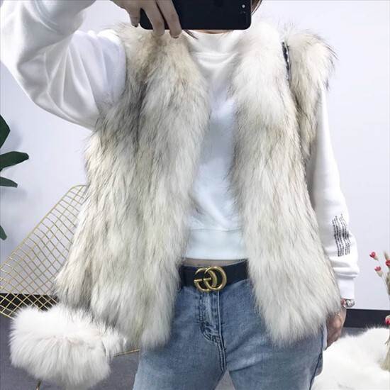 学生風 個性的 フェイクファー ベスト コート アウター ハイエンド セレブ トップス 袖なし スリム レギュラー丈 Vネック ボタン ポケット ノースリーブ 秋冬 かわいい きれいめ シンプル カジ