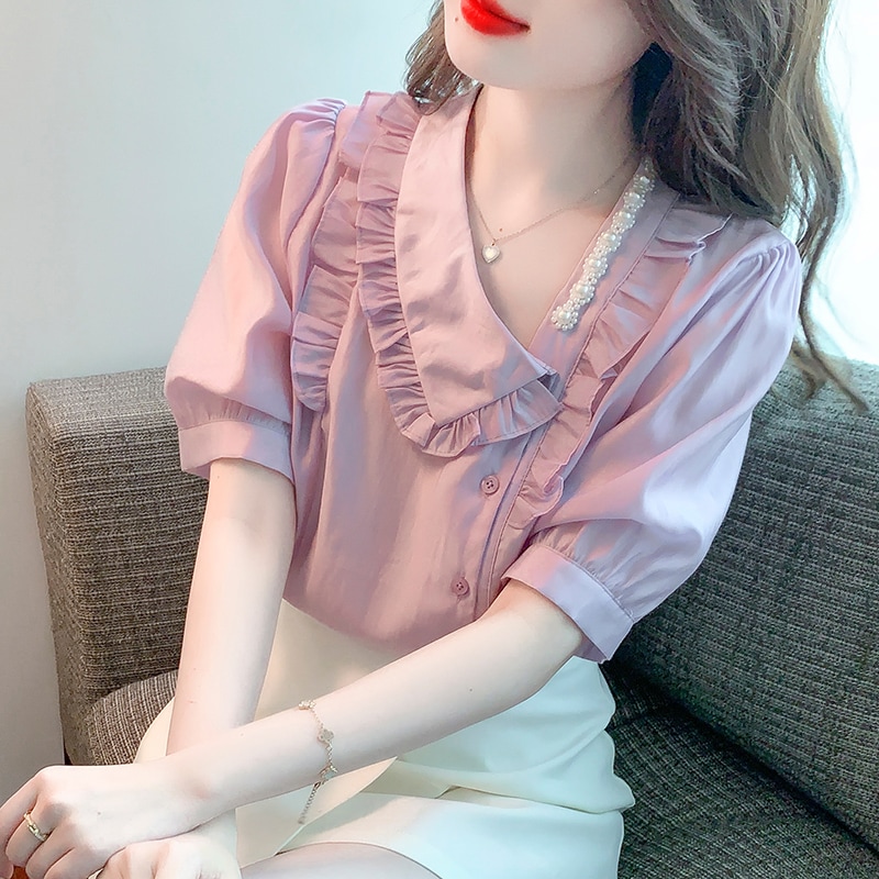 パール調ビジュー付き フリル使い アシンメトリーネック トップス ブラウス ミディアム丈 袖あり 半袖 五分袖 パフスリーブ ボリューム袖 襟付き オブリークネック 前開き かわいい 大人可愛い