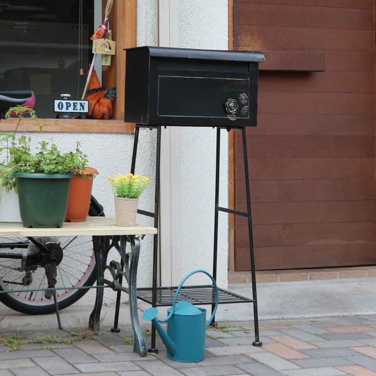 ポスト ガーデンポスト ローズ 横型 郵便ポスト スタンドポスト 郵便受け 置き型 スタンド型 新聞受け メールボックス 一戸建て 屋外 玄関 自立式 アンティーク風 ラック 棚付き バラ おしゃれ