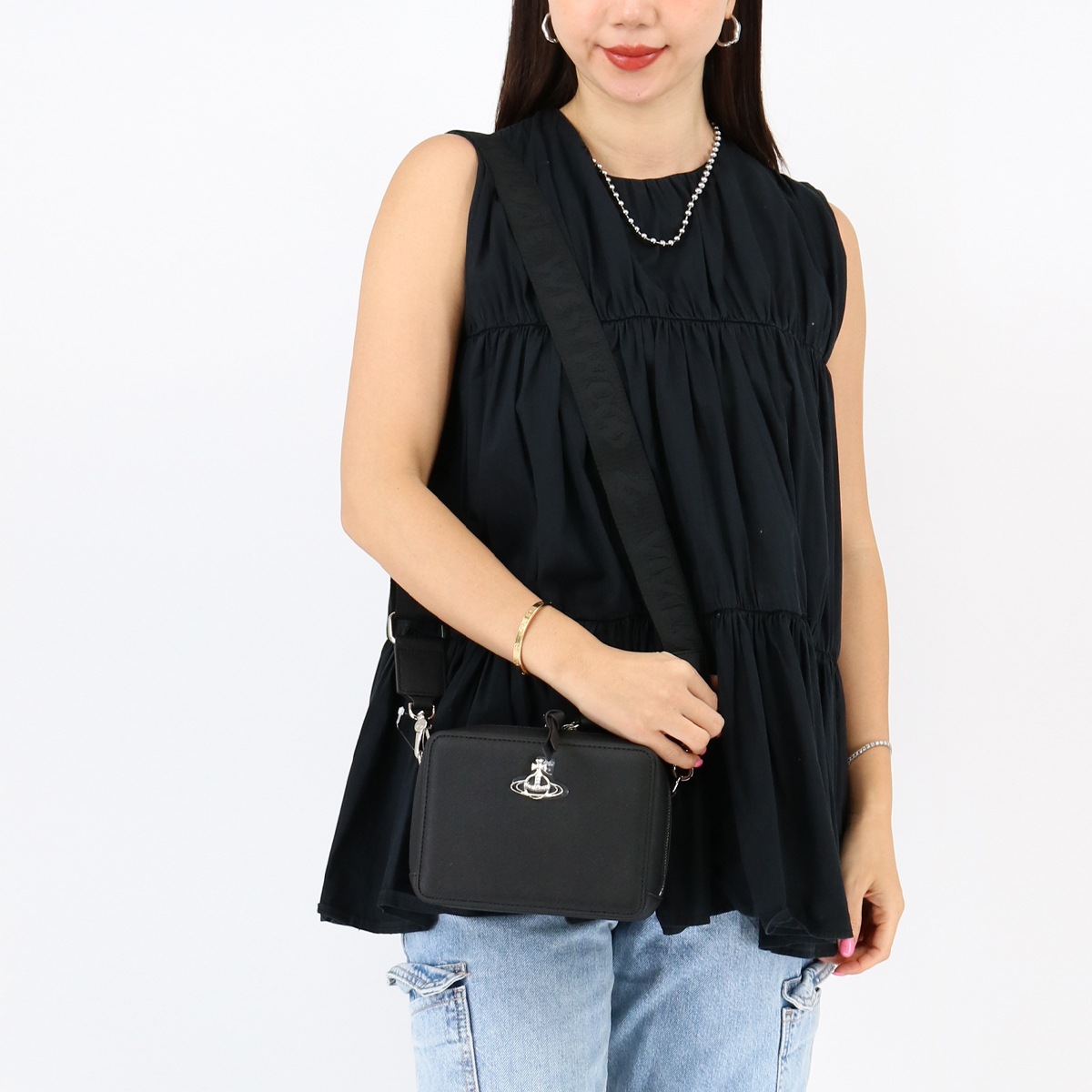58010003U ショルダーバッグ ブラック ポシェット クロスボディ シルバーオーブ モチーフ レザー カメラバッグ レディース 32,292円