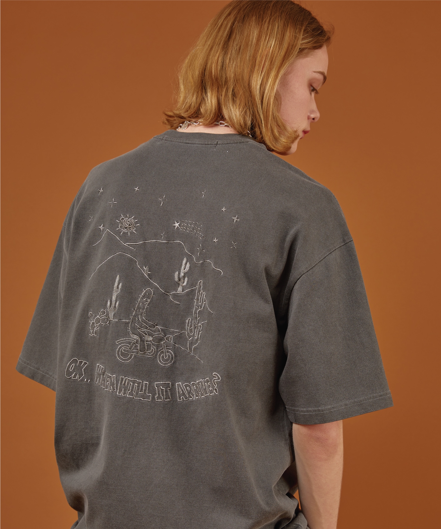 CPGN STUDIO オアシスピグメントエンブロイダリーショートスリーブディープチャコール