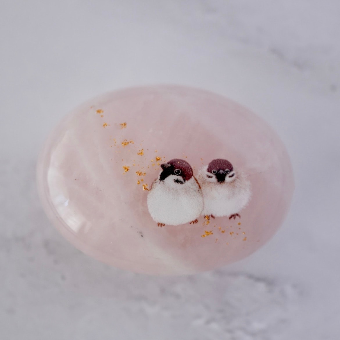 天然石ローズクォーツとスズメ金沢箔の帯留め ブローチ ポニーフック　雀