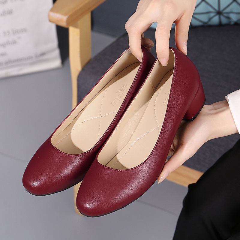 お母さんの靴春と秋のソフトソールワイド中年の結婚式の赤い革靴ミッドヒールシングルシングルシングルシングルシングルシングヒールハイヒール