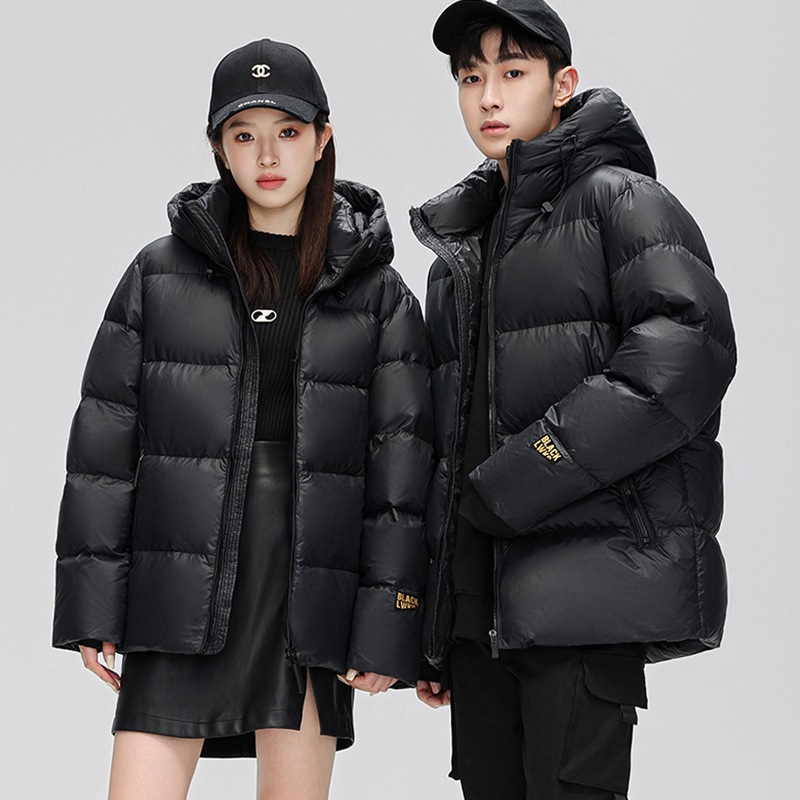 黒金の短い商品は男女同じ白鴨毛ダウンジャケットカップルがゆったりしたダウンジャケットを厚くしている