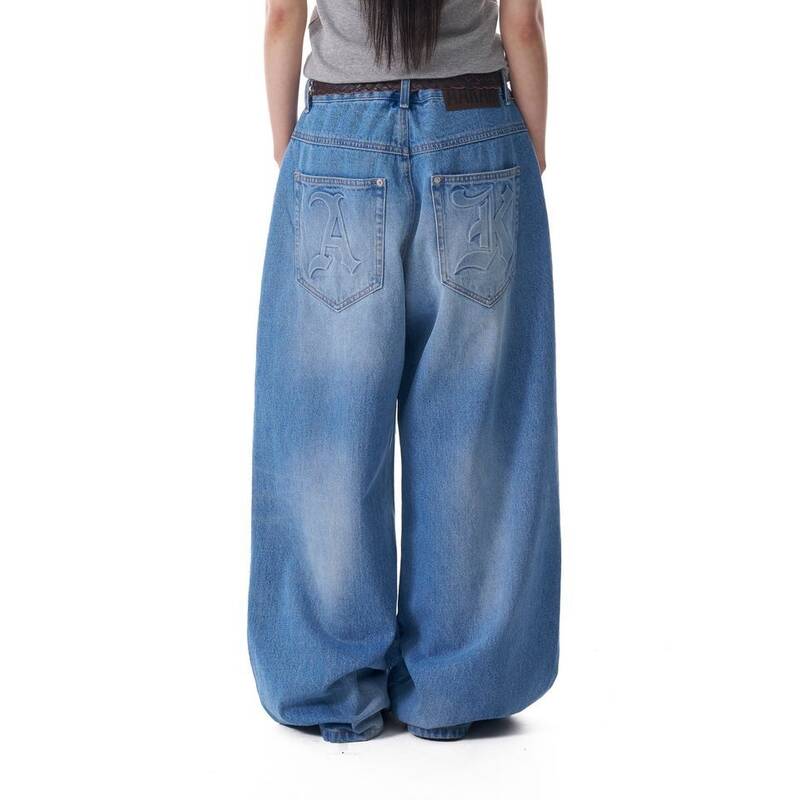 アカム AAKAM エンボス加工 BOSS ロゴ デニムパンツ ブルー 550028