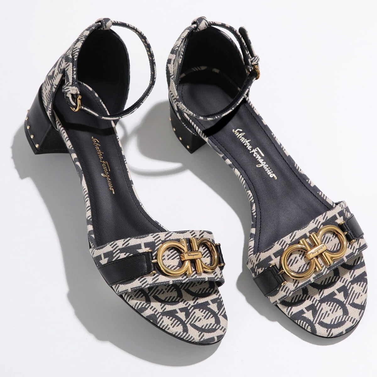 FERRAGAMO フェラガモ サンダル COMO 30 T 704764 レディース ガンチーニ ジャガード ロゴ アンクルストラップ ワイズD シューズ 靴 BEIGE/NERO/