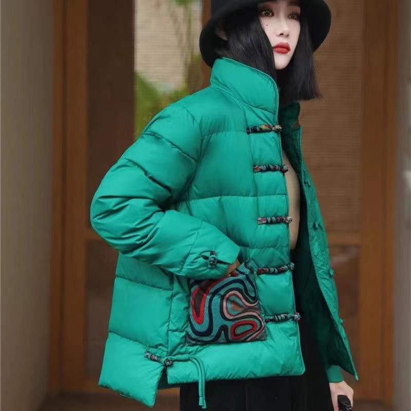 新しい中国のレトロなダウンジャケットの女性2025年秋と冬のスタンドカラーボタンエスニックスタイルのパッチプリント文学的なレトロなジャケット