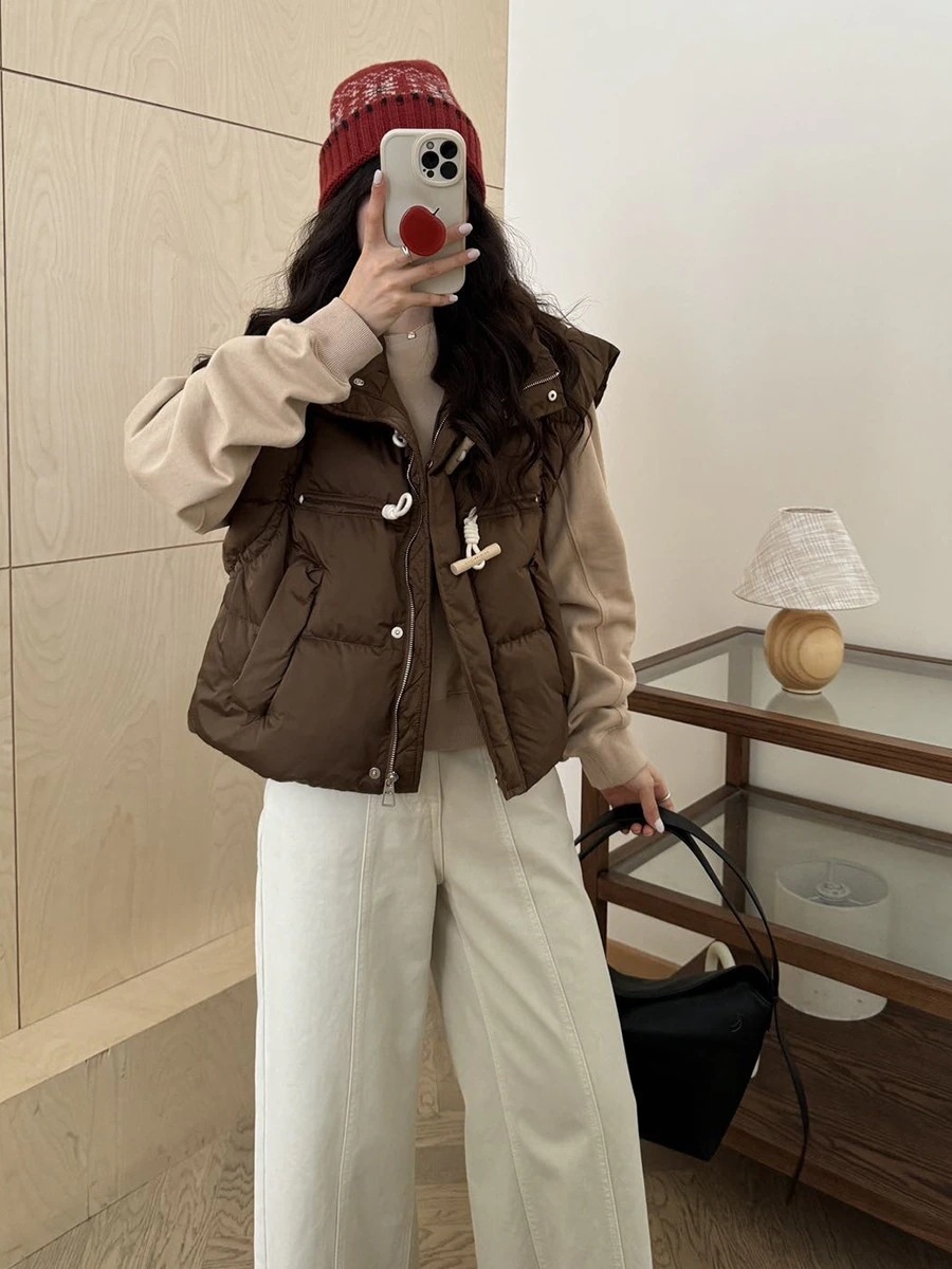 ダウンベスト女性の秋と冬のファッションの襟のデザイン木製の角のバックルの軽量肩フライスリーブウエストコートの潮の感覚