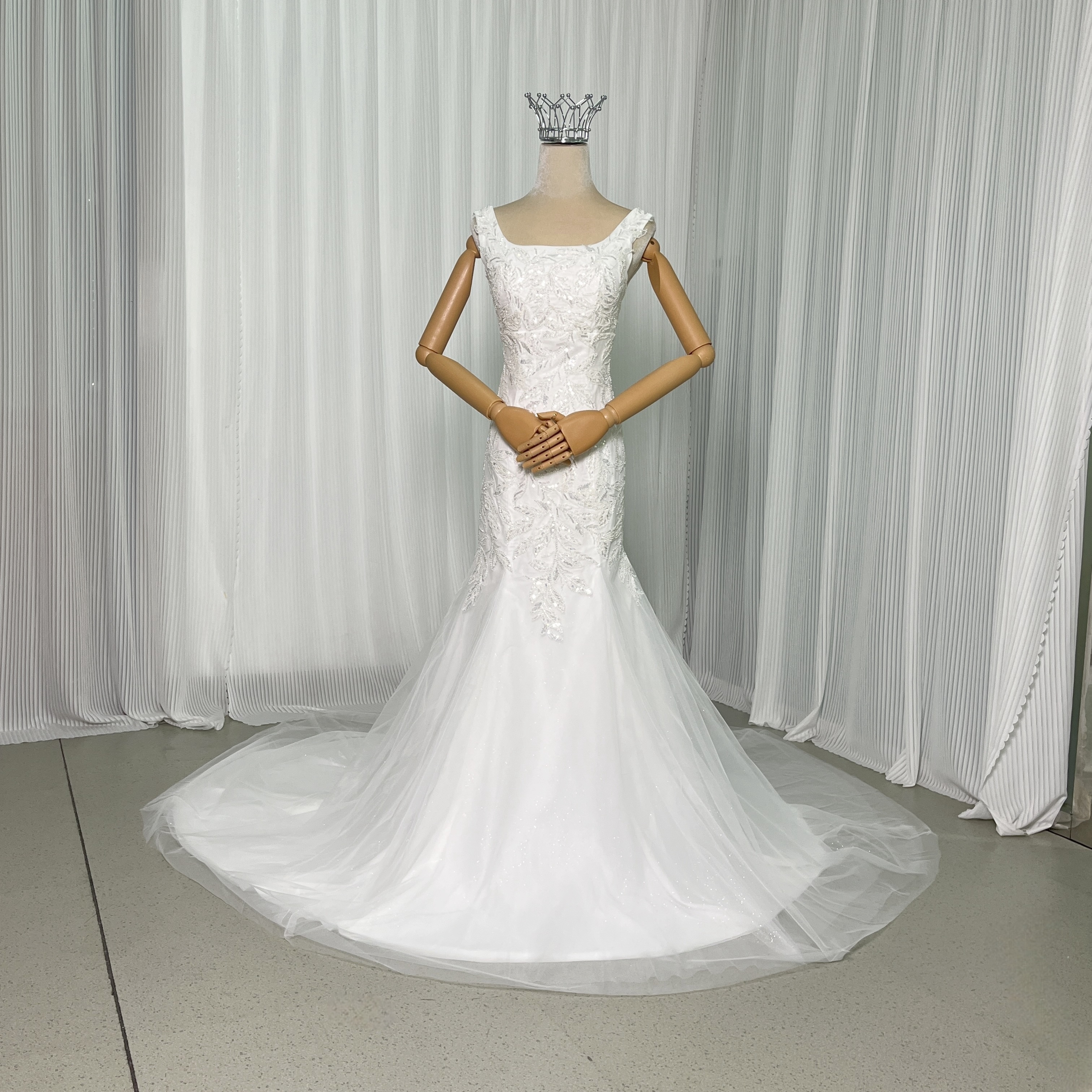 绮丽な ウエディングドレス スクエアネック キラキラ光る刺繍 マーメイドライン ロングトレーン 結婚式 前撮り