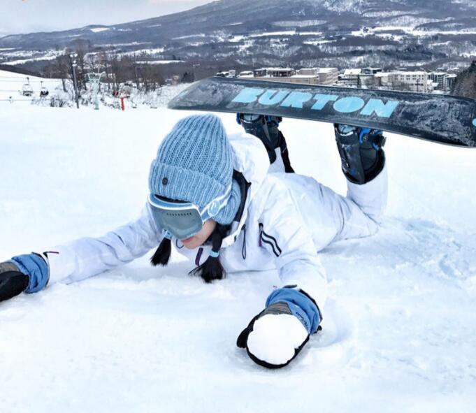 スキースーツ上下セット スノーボードウェアレディースメンズ 暖かさ　防寒