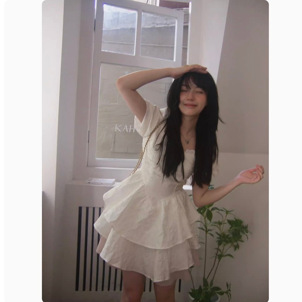 レディース ワンピース フレアワンピース ワンピドレス ショート ショート丈 袖あり 半袖 パフスリーブ スクエアネック 襟なし フレア 細身 切り替えデザイン フリル バックリボン バックシャン