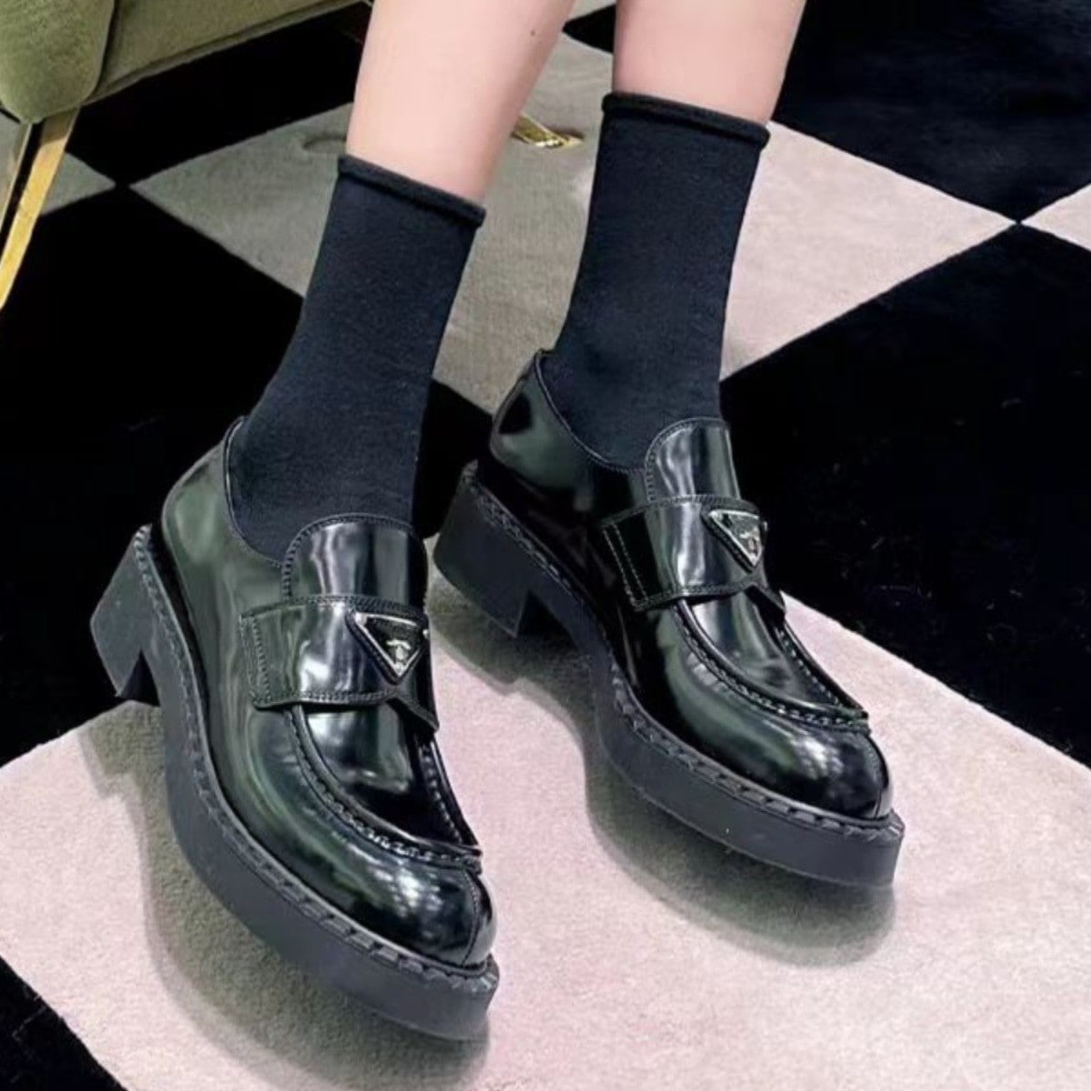 11 Cowhideバージョントライアングルローファーレトロレザーブリティッシュスタイルの太い革張りの革の黒いかかとの小さな革の靴女性用シングルシングル ***