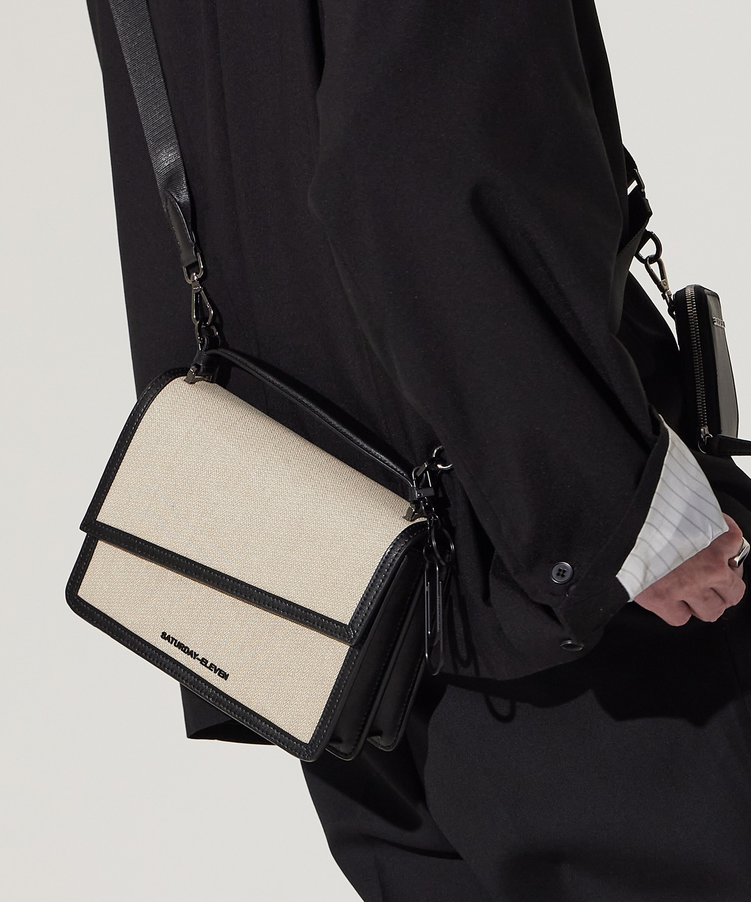 サタデーイレブン NO.43 ヘリンボーンハンドルクロスボディバッグ _ D ベージュホワイト