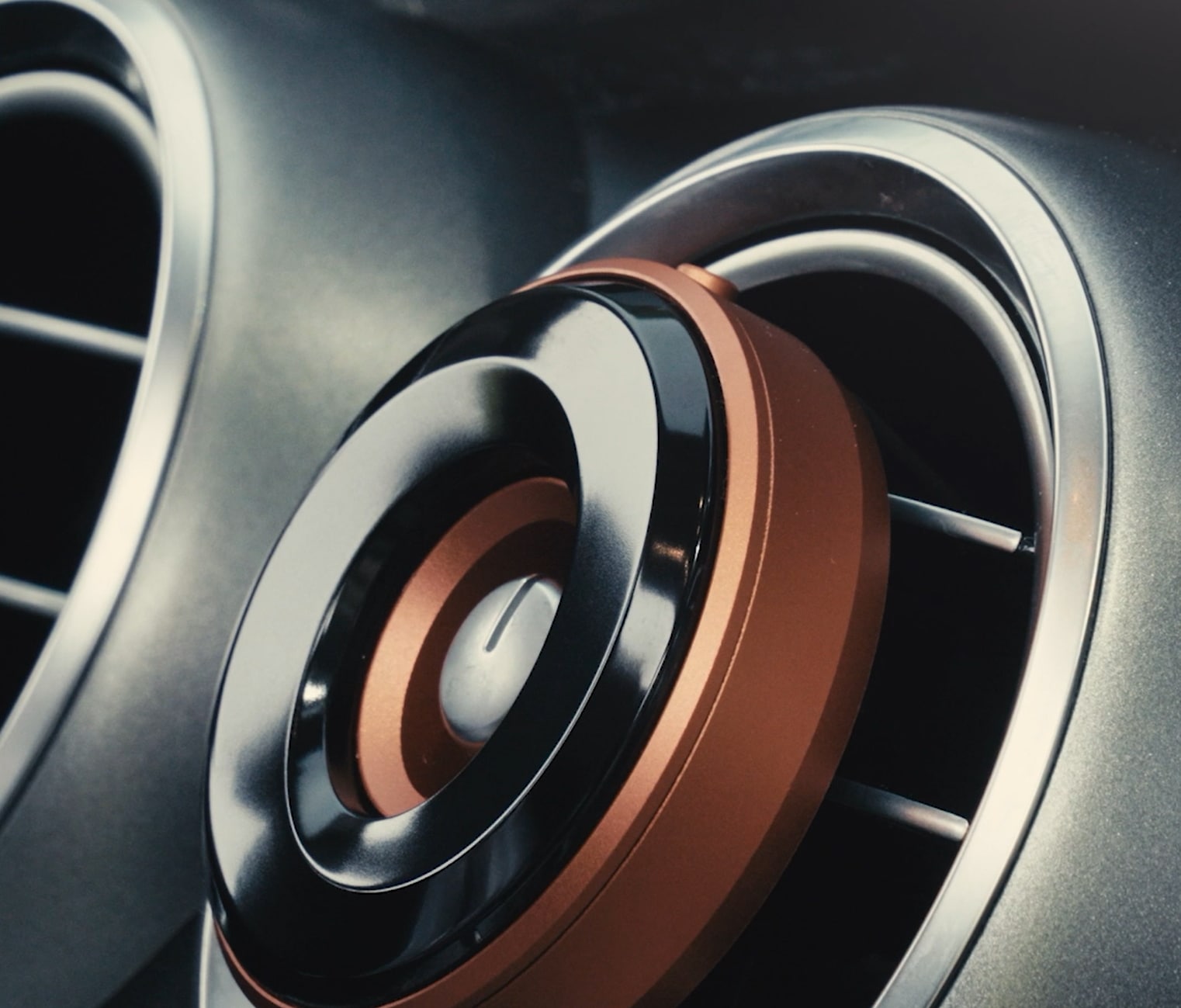 車用ディフューザー3秒ワンタッチ交換 × 精密アルミ設計 × ギフト対応Perfume Ring 5,486円