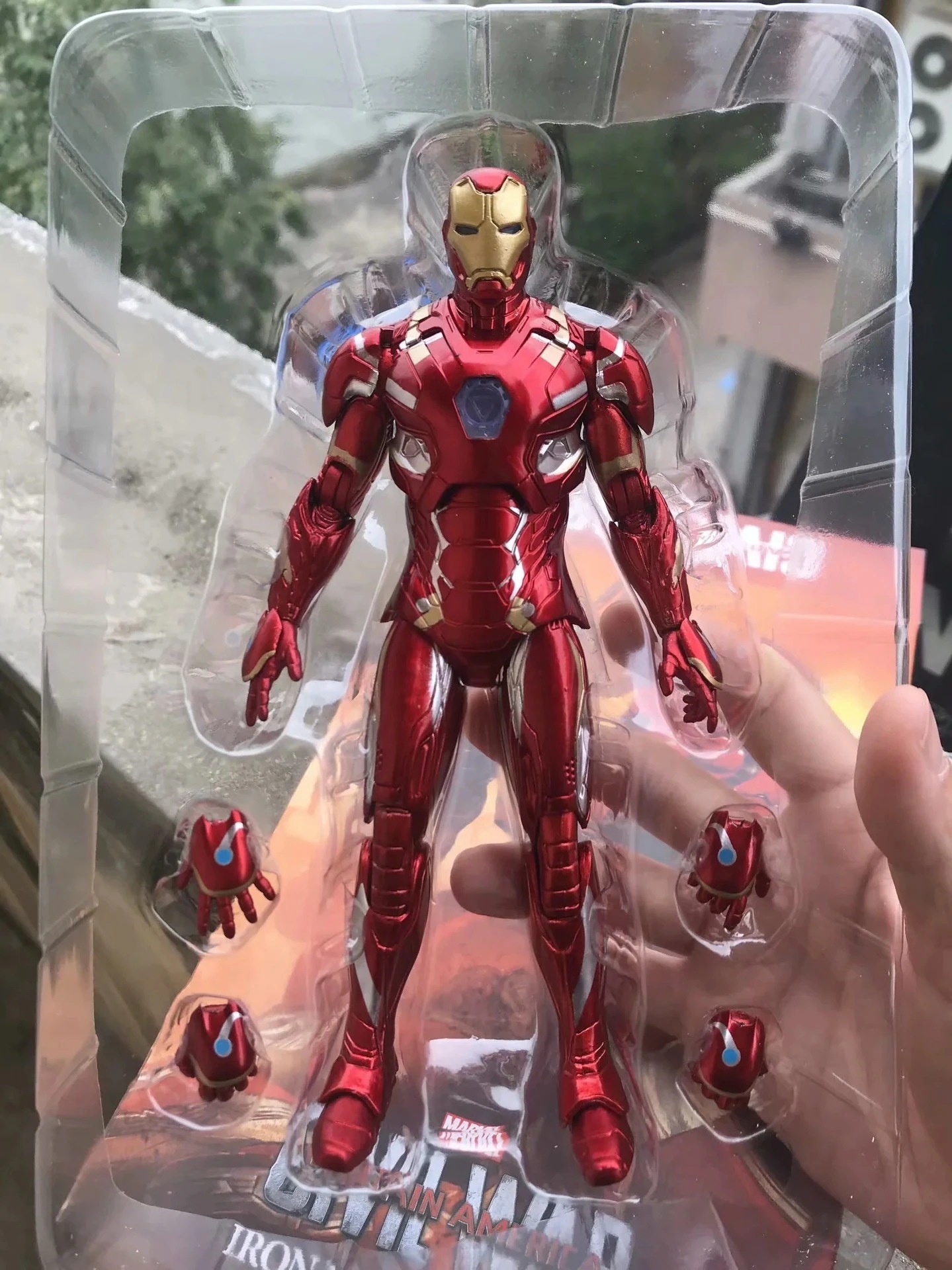 アベンジャーズ 7インチ アイアンマン レッド Mk6 イルミネーションモデル 箱入りフィギュア期間限定30%