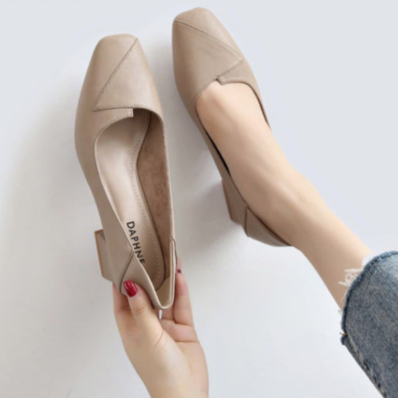 パンプス ヒール ミドルヒール ローヒール 歩きやすい 疲れにくい 美脚 大人可愛い きれいめ シンプル 大人 上品 おしゃれ お洒落 エレガント きちんと感 大人っぽい 女っぽ 無地