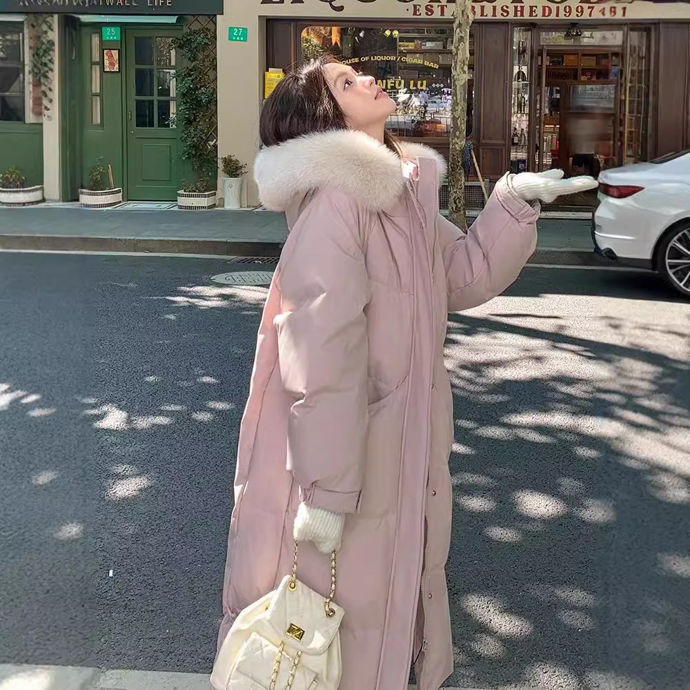 大きい毛の襟の中の長いタイプの羽毛の綿服の女性2024年の新型のした綿服の冬は膝の綿入れの上着を厚くしました