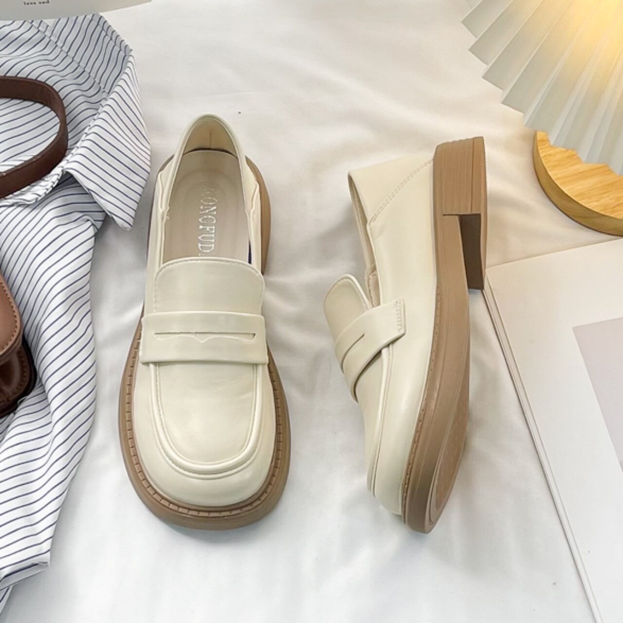 ボリュームソール ローファー シューズ 靴 ローヒール 痛くない 履きやすい 疲れにくい 柔らかい かわいい シンプル カジュアル おしゃれ お洒落 レトロ きちんと感 ガーリー