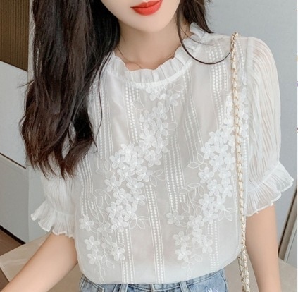 デート モテコーデ トップス シャツ ブラウス 白シャツ 白トップス 袖あり 半袖 クルーネック 刺繍 フリル 透け感 シースルー 薄手 かわいい 可愛い きれいめ シンプル 上品 おしゃれ