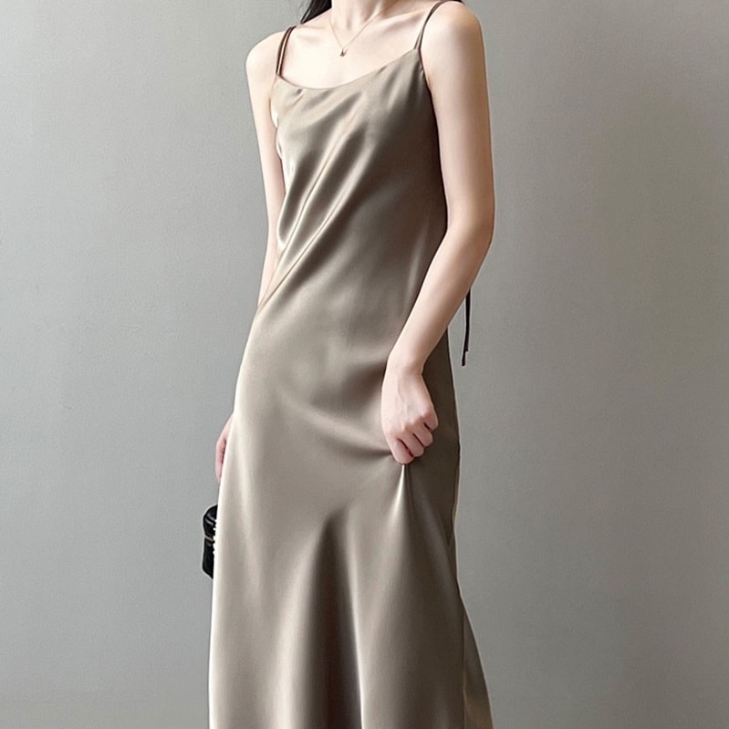 レディース ワンピース キャミソール 膝下 ロング 袖なし ノースリーブ スクエアネック セミフレア スリム 細身 Iライン スマート フェミニン ボタン 薄手 かわいい 大人可愛い 上品 おしゃれ