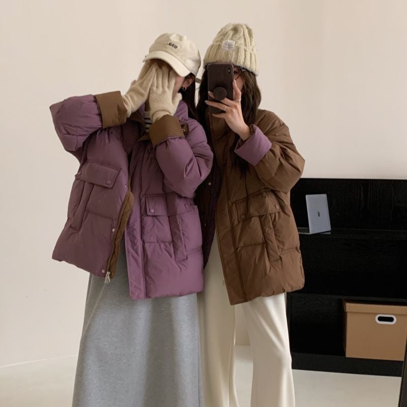 白鴨絨毛の中の長さのダウンジャケットの女性2024の新型の衝突色の立襟は厚くてゆったりしている冬の韓国版です