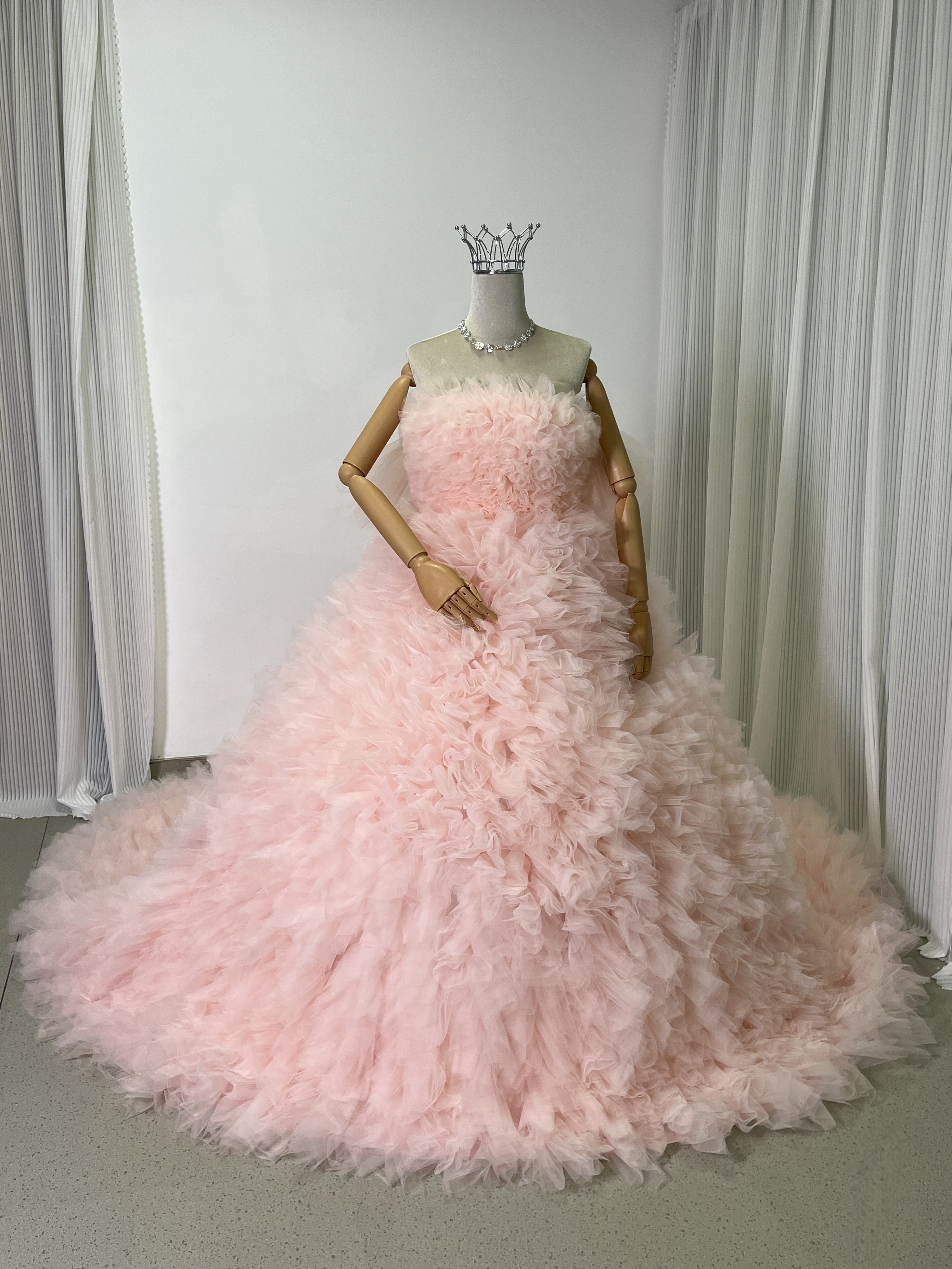 カラードレス ピンク チューブトップ プリンセスライン 華やかなトレーン 花嫁 ソフトチュール フレアスカート