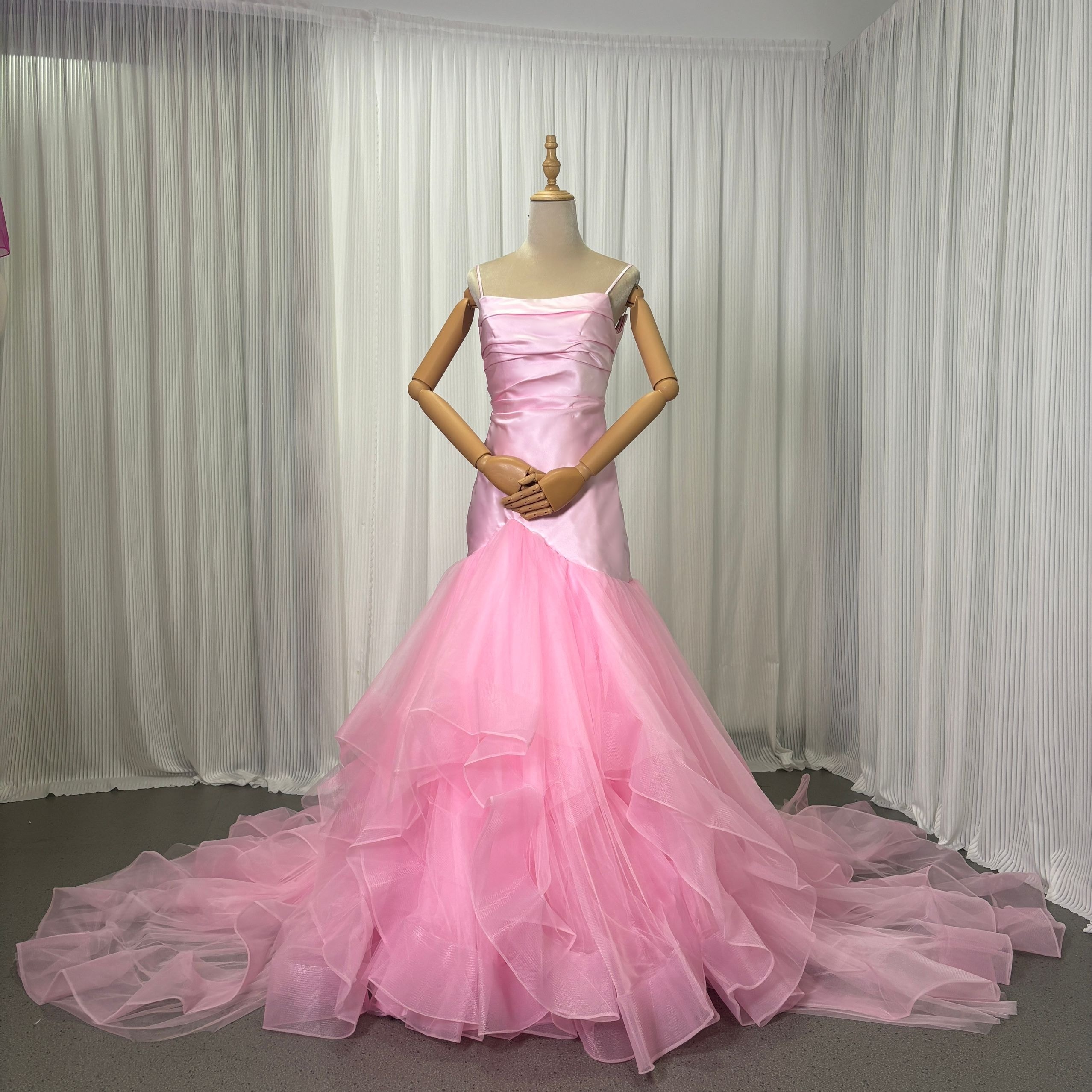 カラードレス ピンク キャミソール マーメイドライン 編み上げ ファスナー 細見えシルエット 華やかなトレーン 結婚式 前撮り