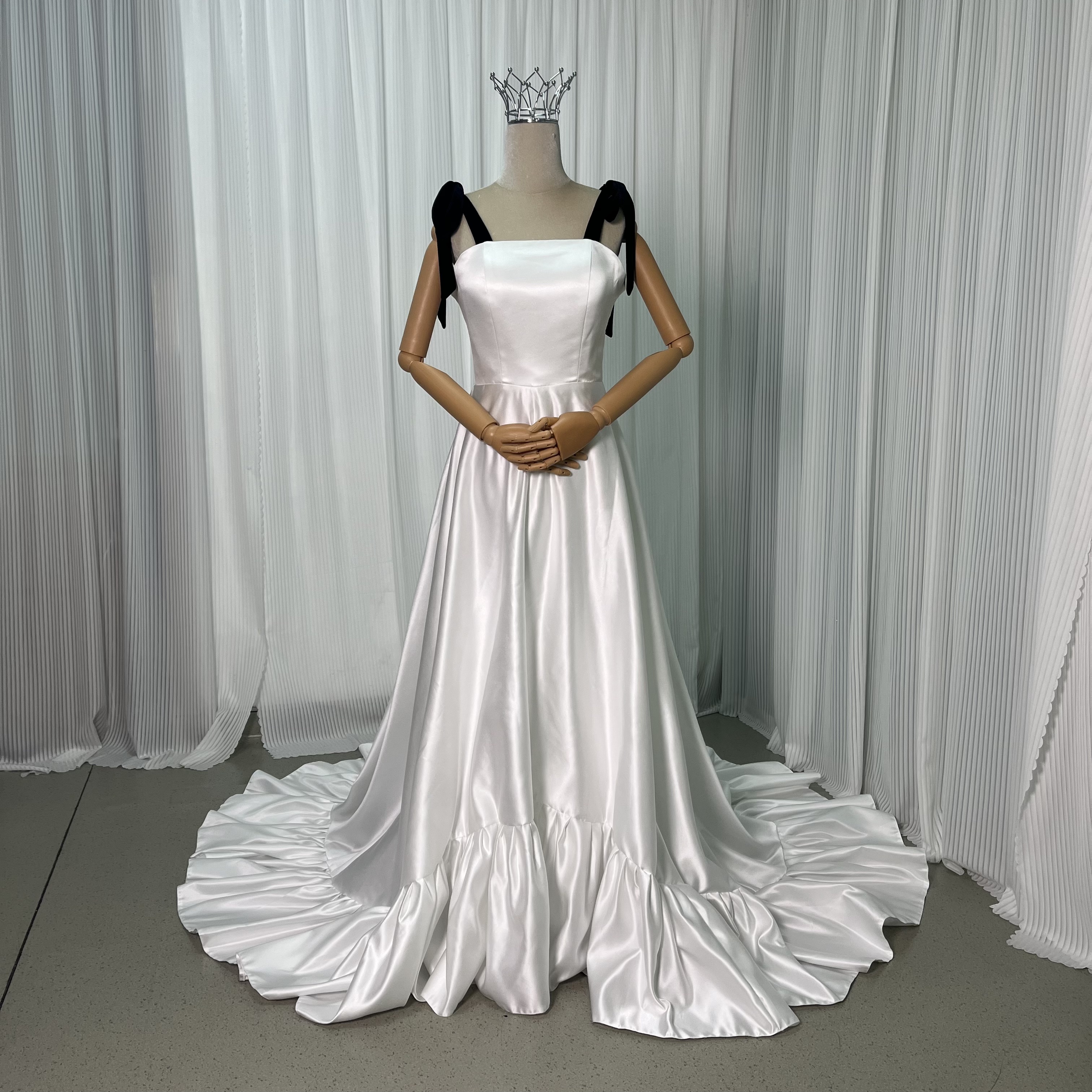 クラシカル オフホワイト パーティードレス 黒いショルダーベルト 背中見せ トレーン デザイン感 披露宴