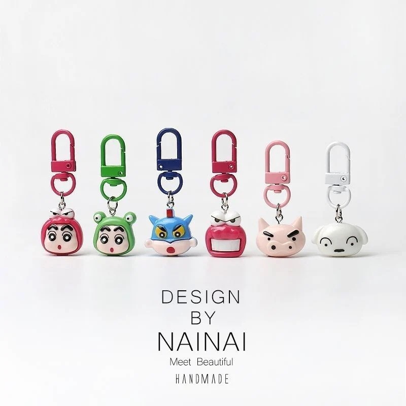 【急速出荷】漫画のかわいいクレヨンシャツシャツキーチェーンかわいいバッグペンダント面白い楽しい汎用吊り下げ飾り飾り飾り飾り