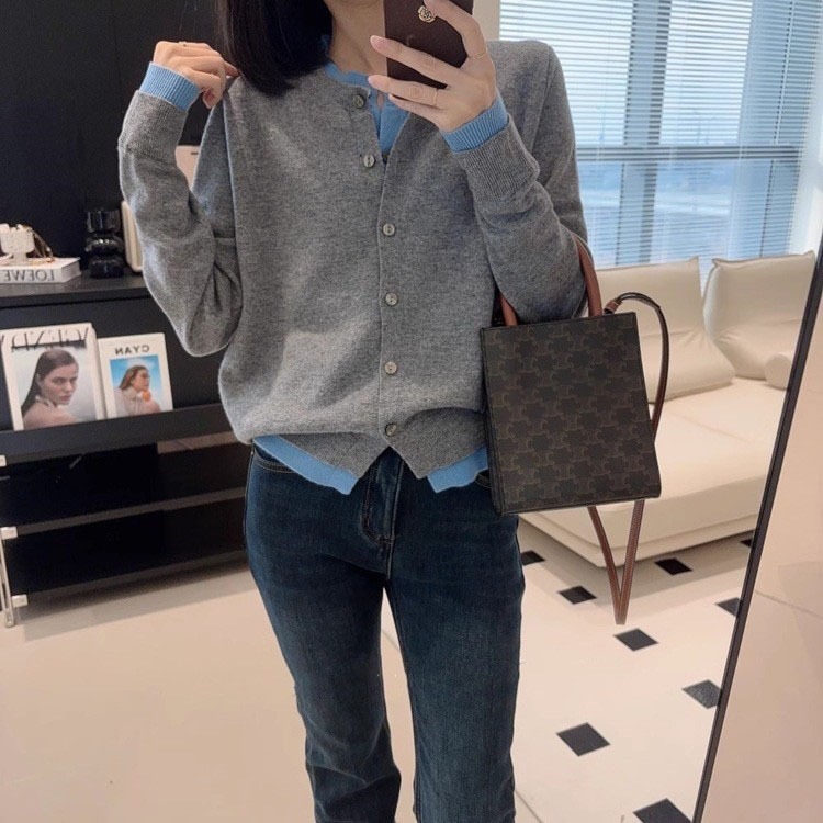 レトロな雰囲気の偽2枚の柔らかいモチ肌のセーターに色をつけてつなぎ合わせた丸い襟にやせたニットセーターのカーディガンの女性