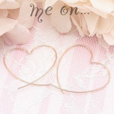 me on...官能的なピンクゴールドの曲線 K10ピンクゴールド PG ビックハートフープピアス大きすぎず上品なサイズなのでデイリー使用にオススメ耳元に視線がいくのでフェイスライン