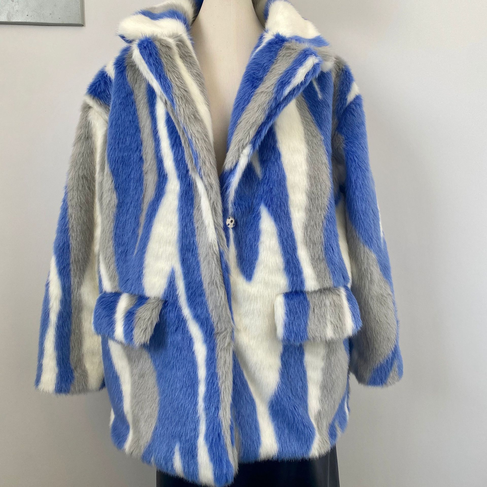人気商品 レトロなホットガールスタイルミンク環境に優しい女性の毛皮のコート青白グレーのストライプのスーツの襟ミッドレングスの毛皮のコート