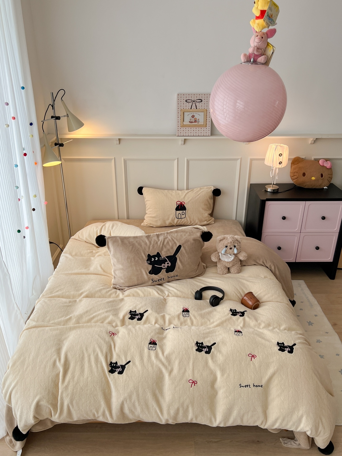 かわいい猫の刺繍入りミルクベルベット4点セット 秋冬用 保温性のあるポンポン付きコーラルベルベット掛け布団カバーとベルベットシーツ・ボックスシーツ