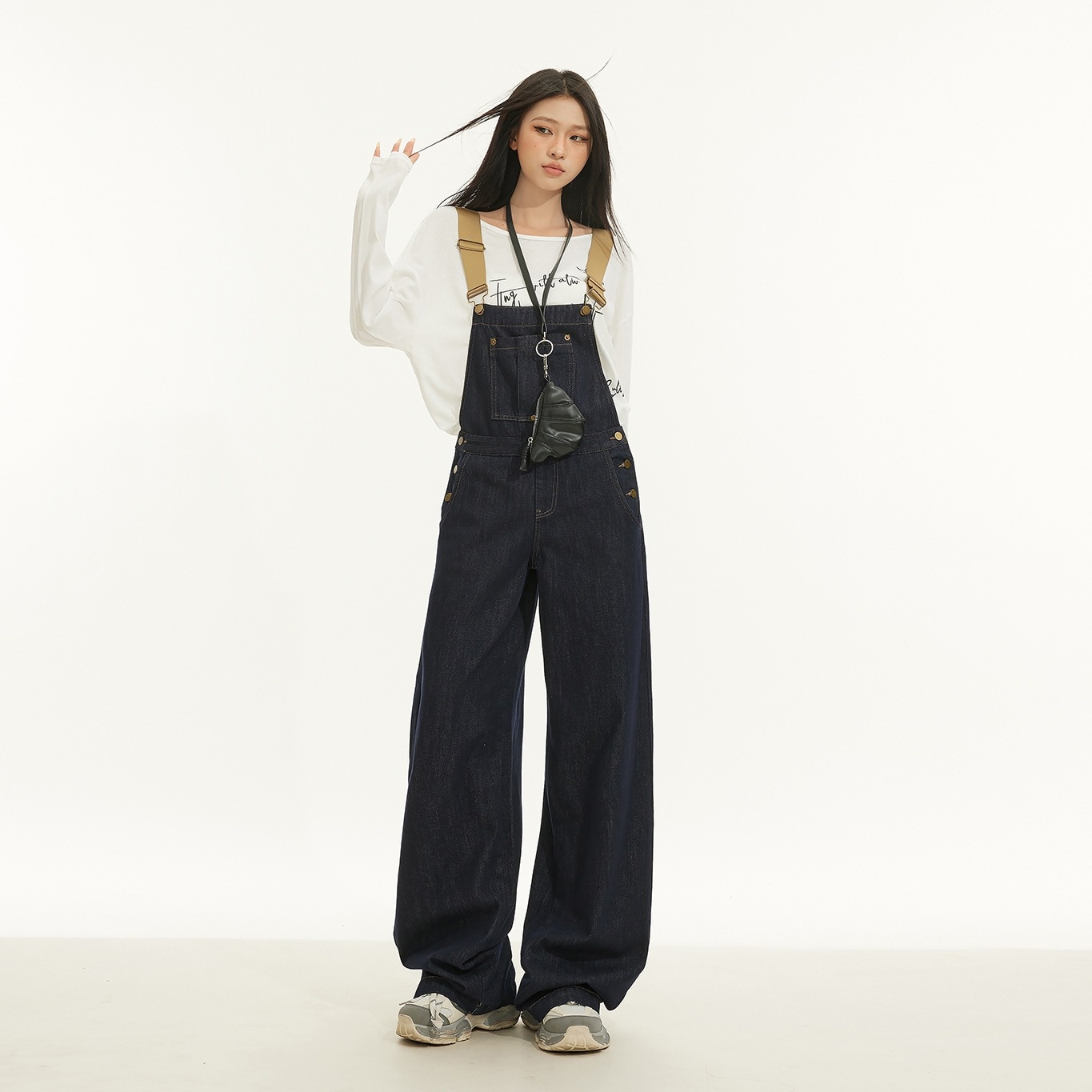 カレッジスタイルの年齢を感じさせないワイドレッグオーバーオールジーンズゆったりとスリムでドレープ感がありカジュアルで万能なフロアレングスのパンツトレンド感満載