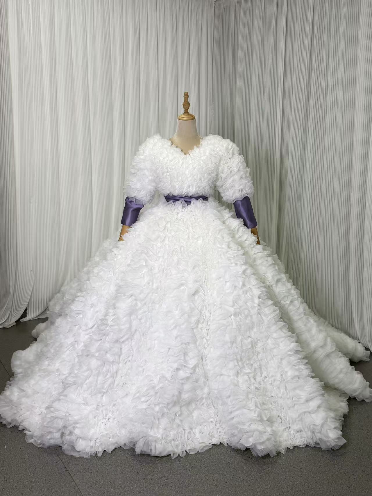 ウエディングドレス オフホワイト ロングスリーブ もこもこドレス ふっくら柔らかなバックリボン 華やかなトレーン 結婚式