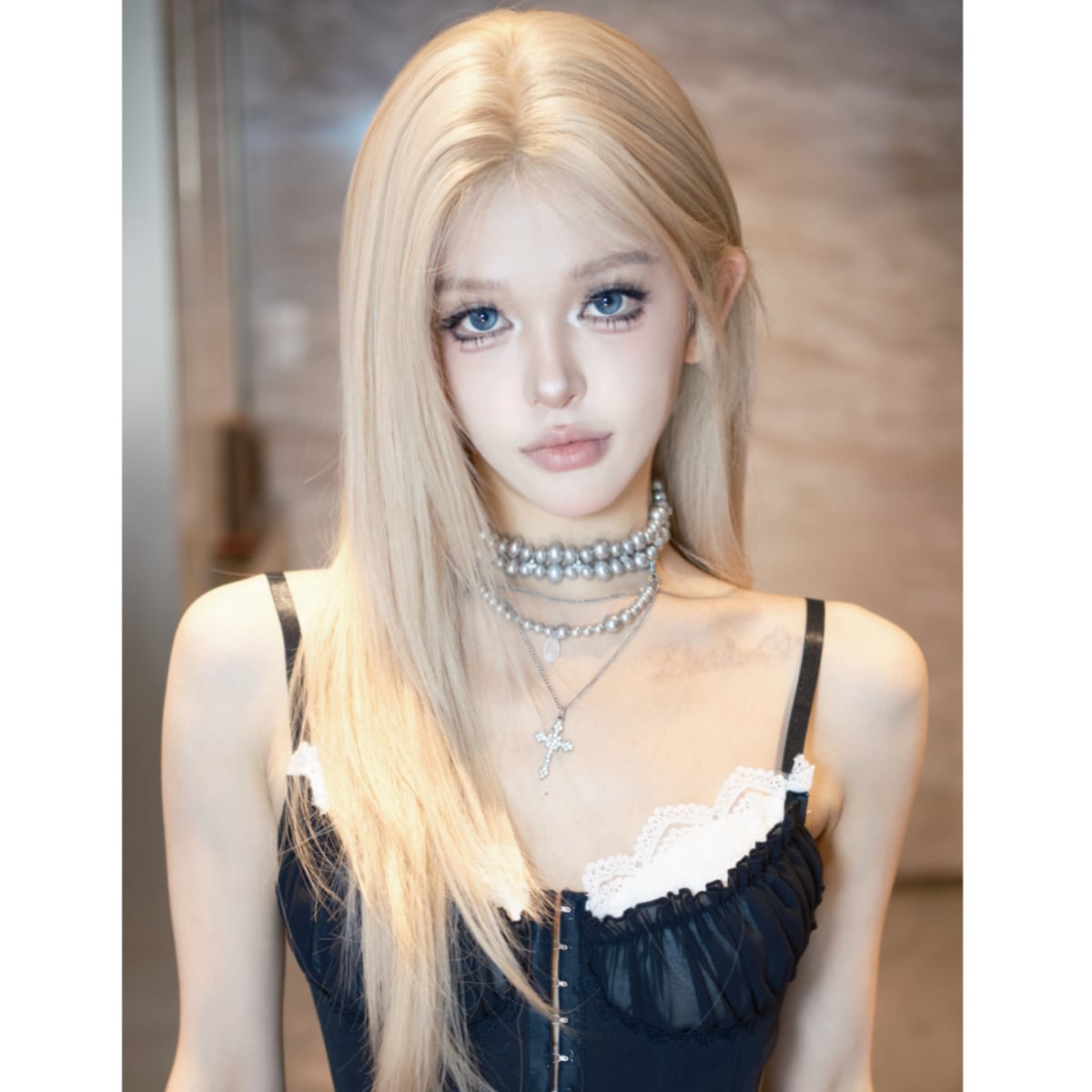 若蘭のかつらの女性の小額のレースの金の中で長さを分けて学校の韓系の日常の自然な白い金色のかつらをまっすぐに出します