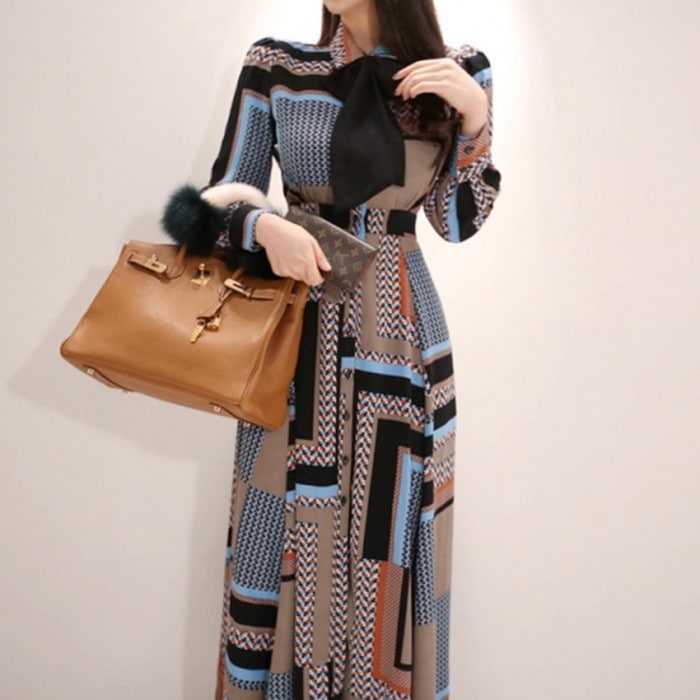 2019年秋　ジオメトリック柄 シフォン ワンピース　華やかなシフォンワンピース　ブラウンベースにブルーが差し色　胸元のリボンも可愛い一枚　大人可愛い　きれいめコーデ 5,378円