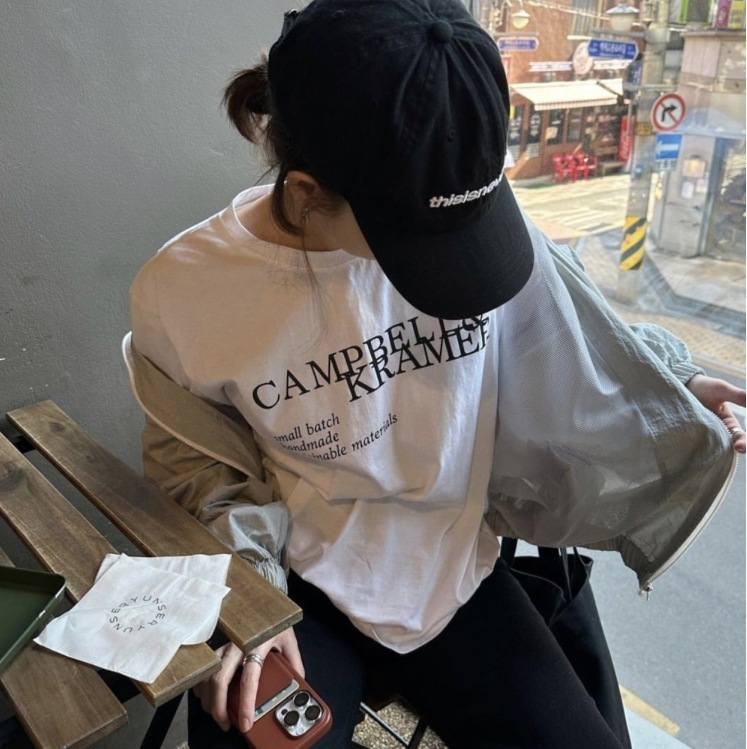 ロゴ入り トップス Tシャツ シャツ プルオーバー 白シャツ 白トップス 袖あり 半袖 5分袖 五分袖 Uネック ラウンドネック ストレート Iライン かわいい 大人可愛い きれいめ シンプル