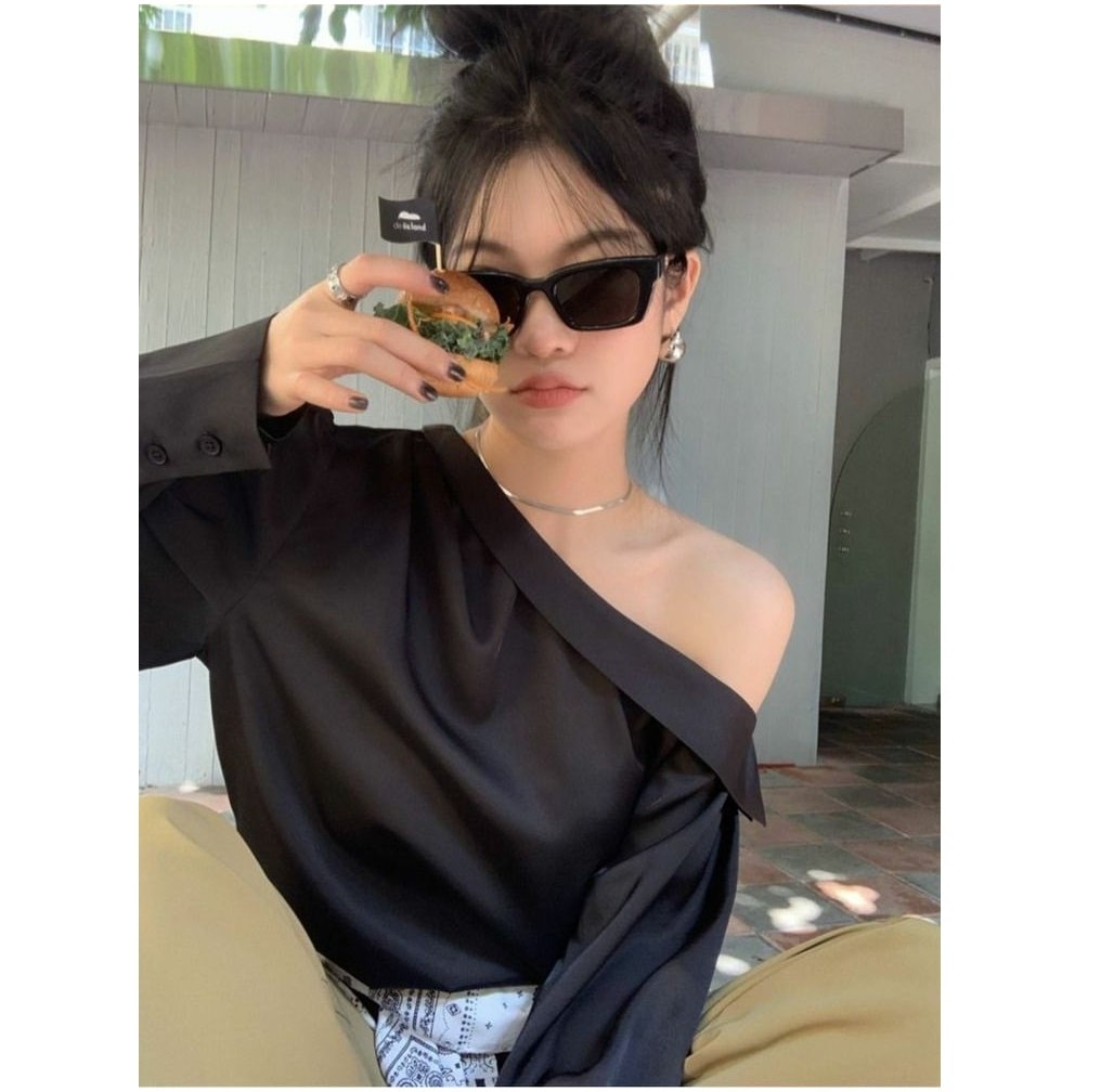 アシンメトリー 肩出しトップス ワンショルダー 肌見せ ブラウス カットソー プルオーバー 袖あり 長袖 ボリューム袖 薄手 大人可愛い きれいめ シンプル おしゃれ かっこいい 個性的 クール