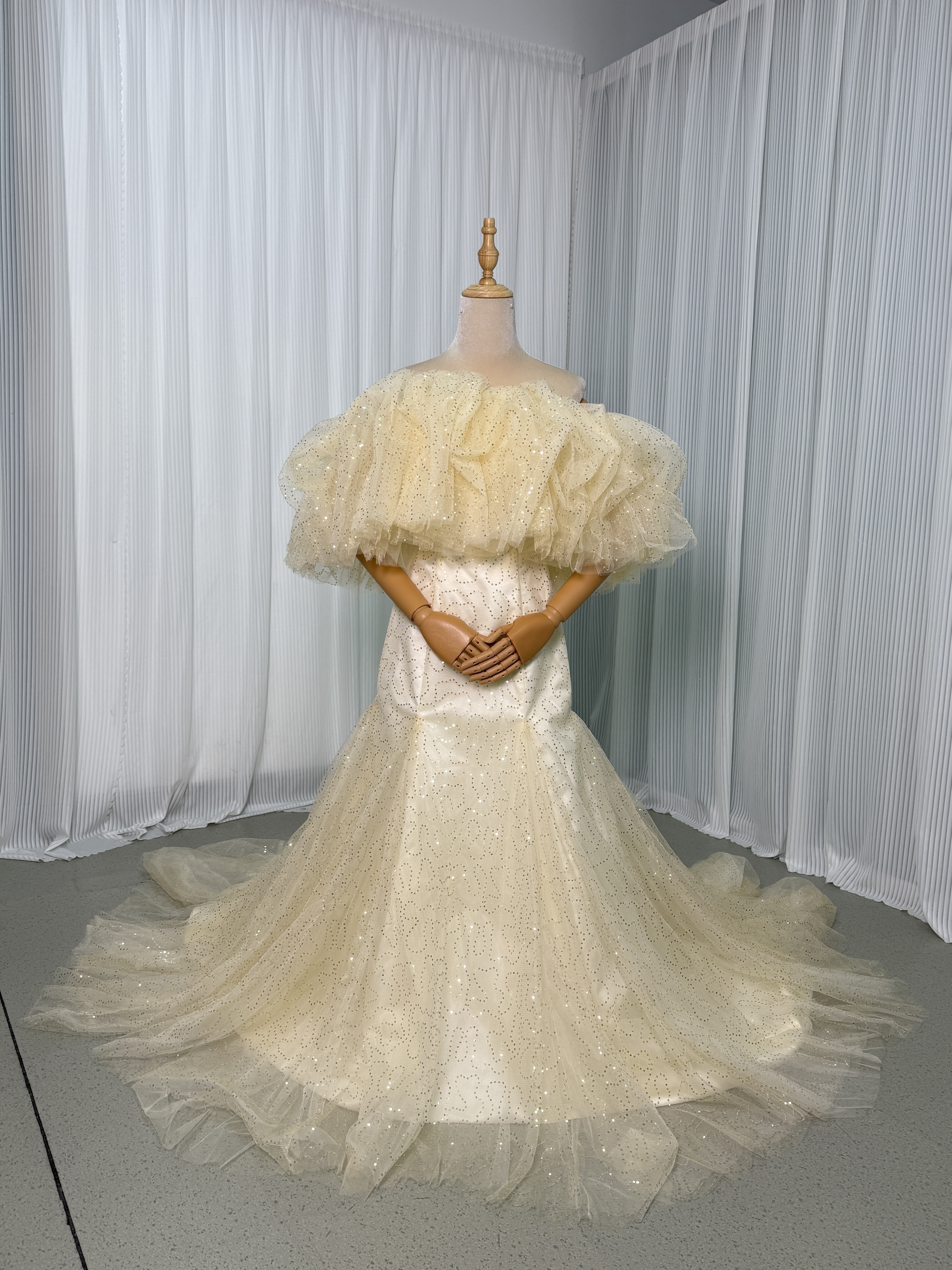 カラードレス シャンパン色 オフショルダー 華やかなトレーン キラキラチュール エレガント 花嫁 キラキラドレス