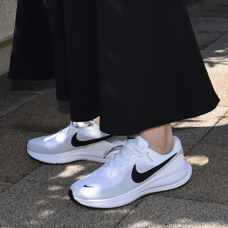 ウィメンズ レボリューション 8 ワイド HQ1995 102 白 スニーカー レディース スポーツ 靴 運動 ランニング カジュアル シューズ ファッション