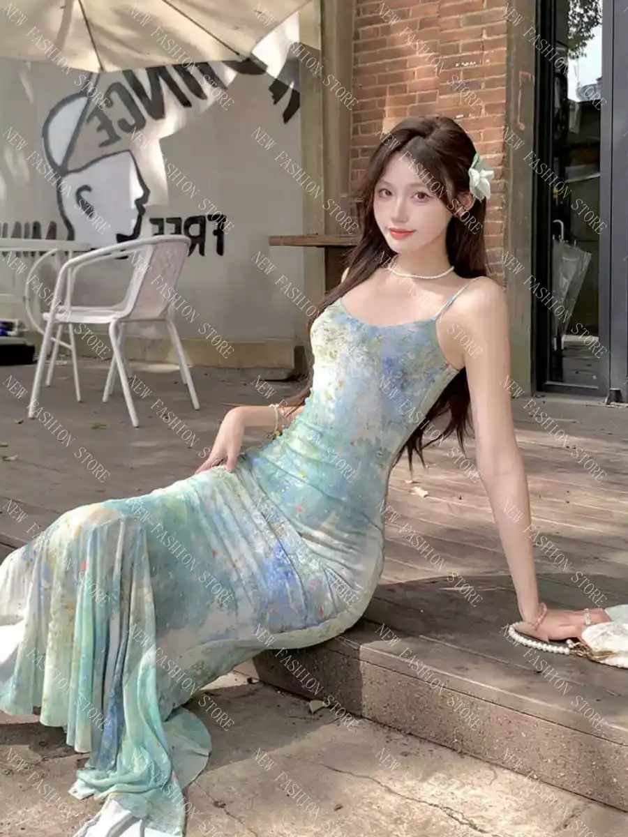 ストラップスカートの長い細いワンピースの女性-97