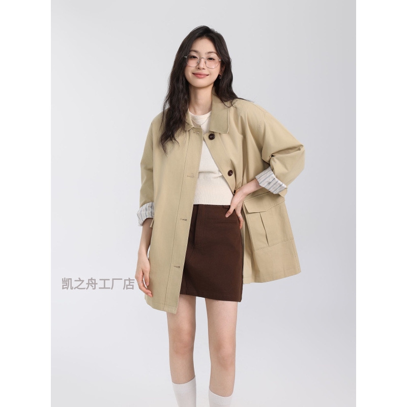 女性のためのミッドレングスのカーキウインドブレーカー 2025 秋の新しいルーズ英国スタイルのルーズデザイン多目的コートトレンド