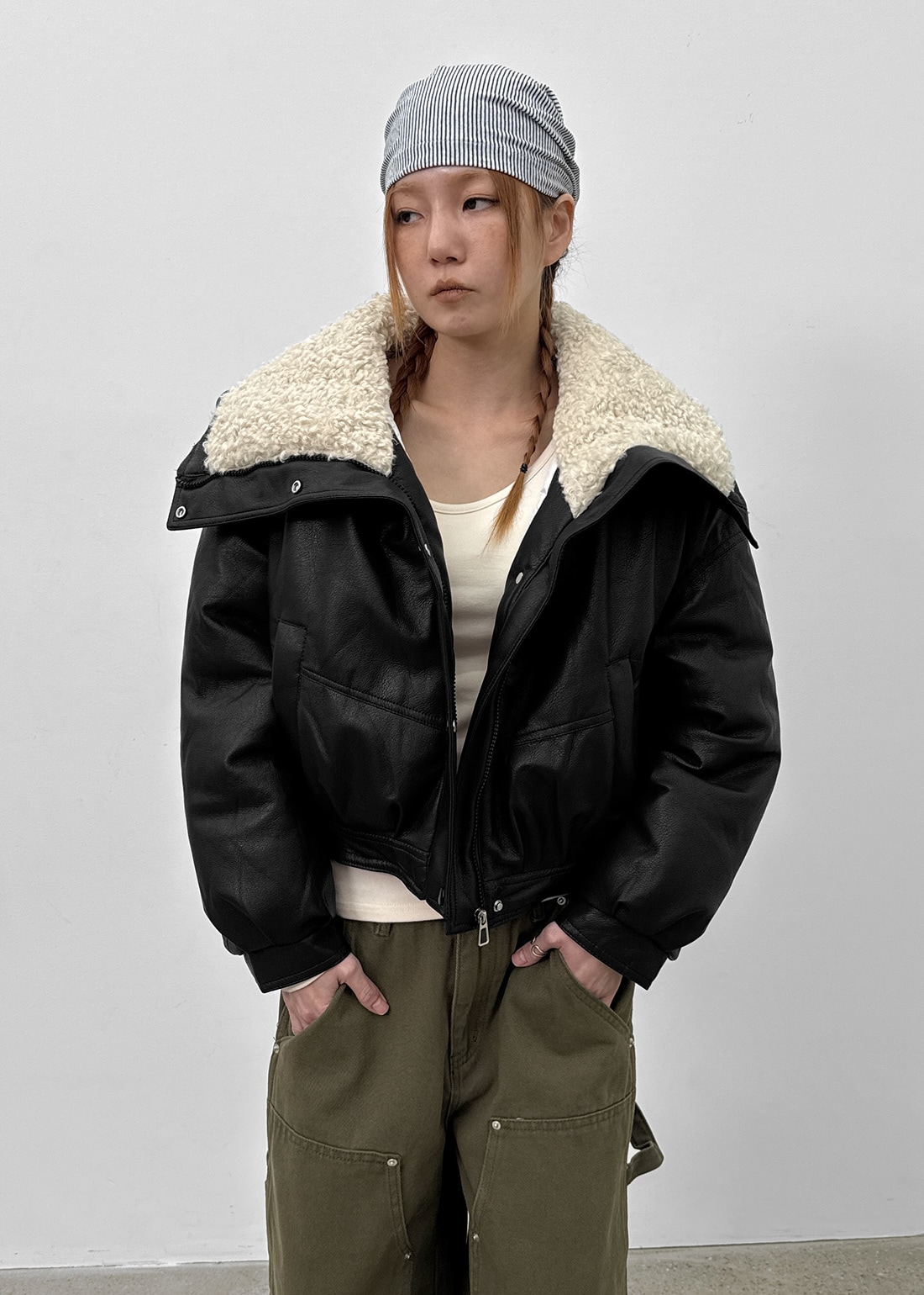 メネン ハイネック ブックル クロップド レザー パッド ジャンパー