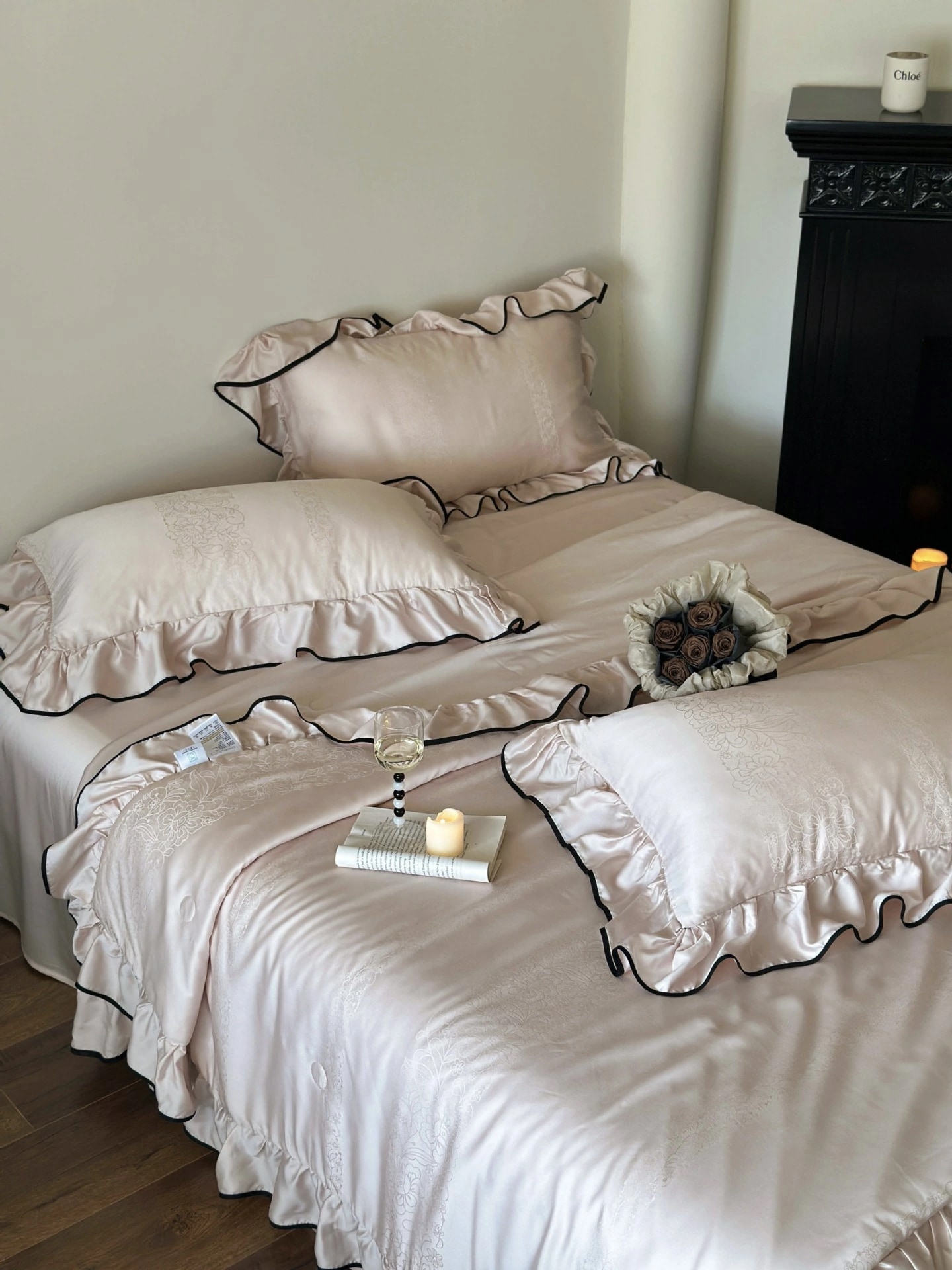 格安販売中贅沢 なめらか絹布 ジャカード フリル 掛け敷布団セット 肌布団 フラットシーツ 枕カバー 4点セット 夏用 高級 安眠 快適 抗菌 吸汗 通気 吸湿 防臭 ホテル仕様 ダブル クイーン キ