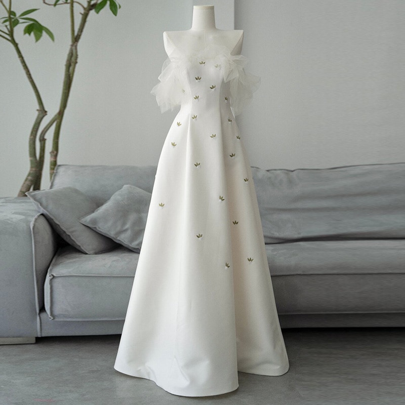 フレンチスタイルのサテン素材を使用した軽やかなウェディングドレスオフショルダーデザインで個性的で軽やかな印象ゲストを迎える時やお出かけの時に最適です洗練されたエレガントな森をイメージしたドレス