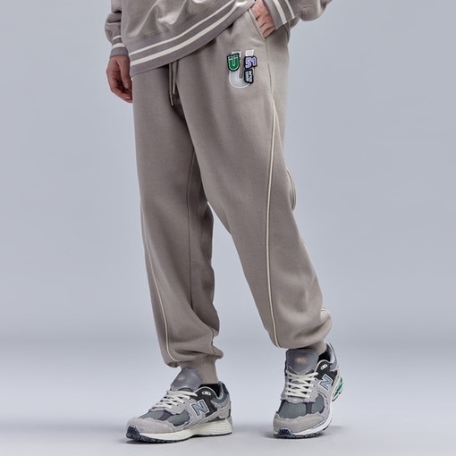 グレーのベルベットのクリップストリップとベルクロの緩いスウェットパンツ