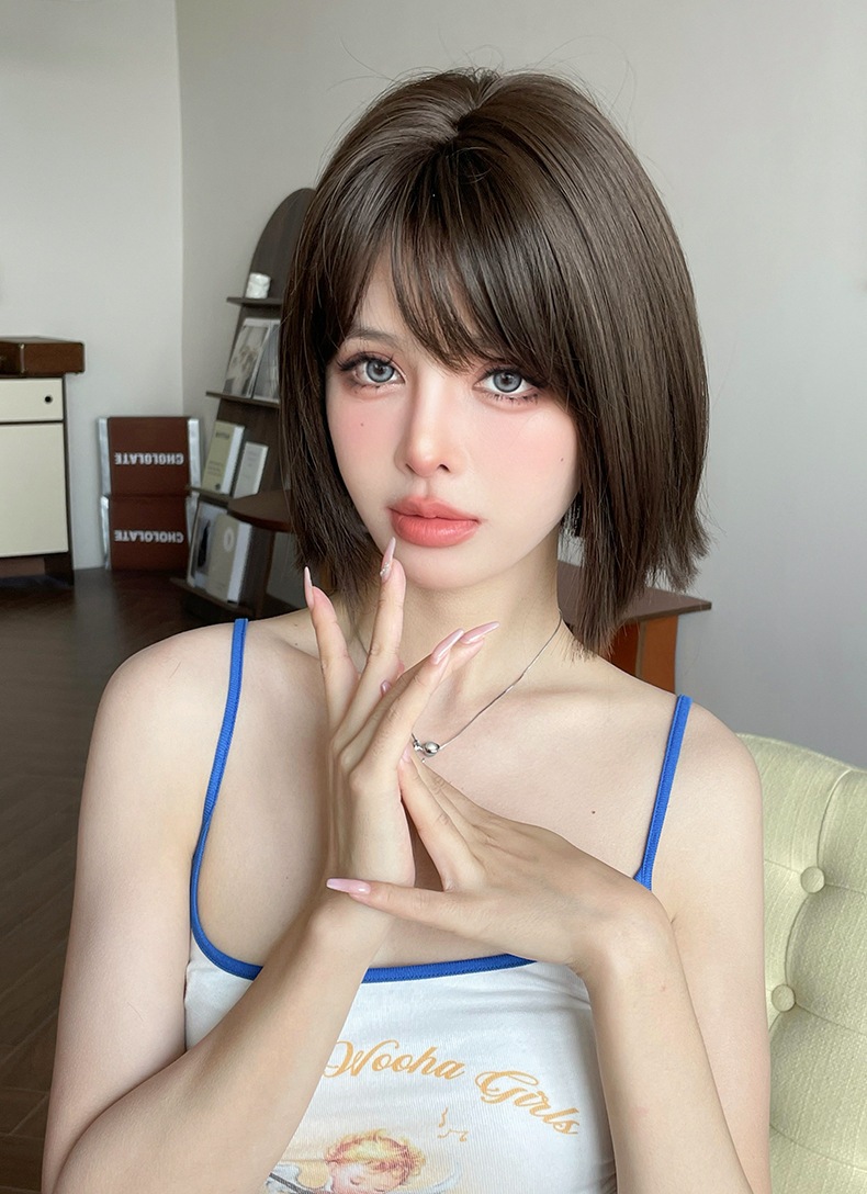 ショートストレートウィッグ女性用可愛いスタイル全頭タイプ自然仕上がり高温耐熱ファイバー使用ダークブラウン30cm仮装普段使い兼用丸顔カバー軽量フィット感おしゃれ変身初心者にも春夏秋冬対応便利ア